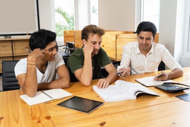 Estudantes de escolas de negócios colaborando no projeto