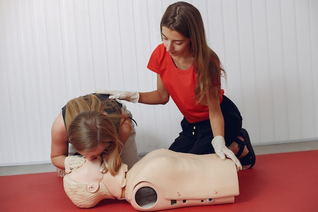 Foto grátis estudantes de medicina estão praticando