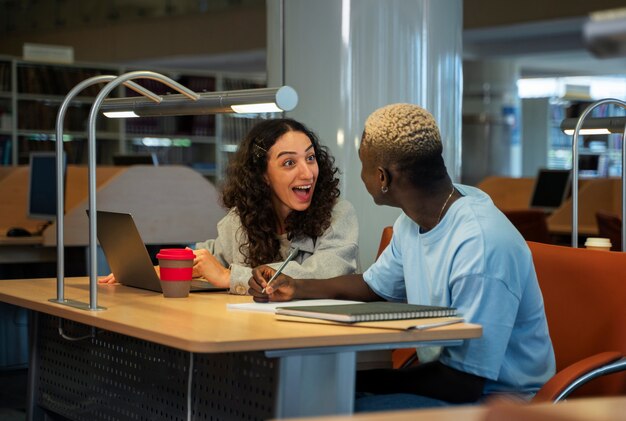 Estudantes de tiro médio aprendendo juntos