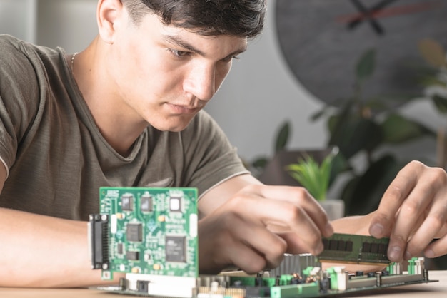 É estudantes do técnico que introduzem a RAM na placa-mãe do computador