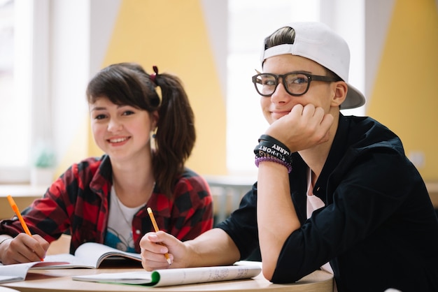 Estudantes em conteúdo posando na câmera