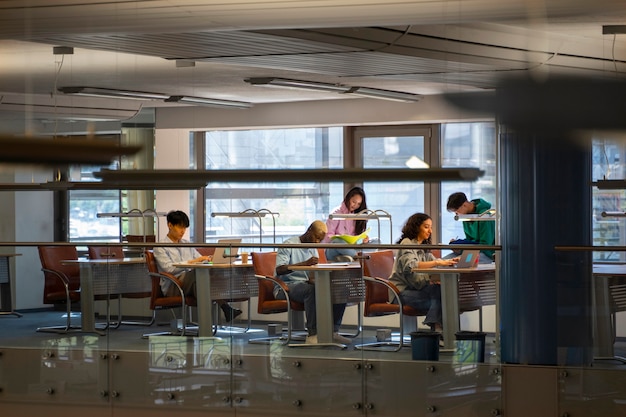 Foto grátis estudantes estudando dentro de casa tiro completo