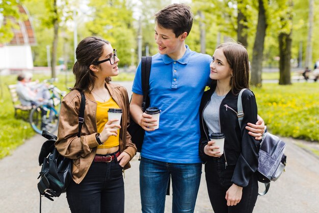 Foto grátis estudantes falando depois da escola