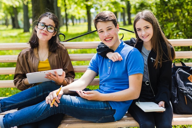 Estudantes felizes posando juntos