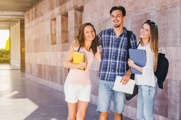 Estudantes felizes posando juntos