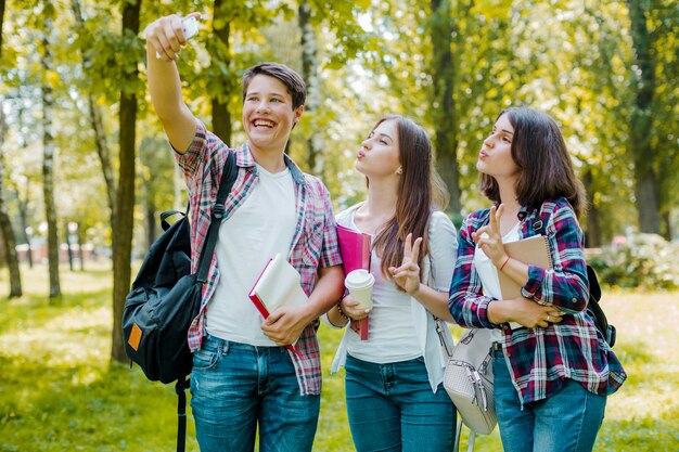 Estudantes felizes tirando foto no parque