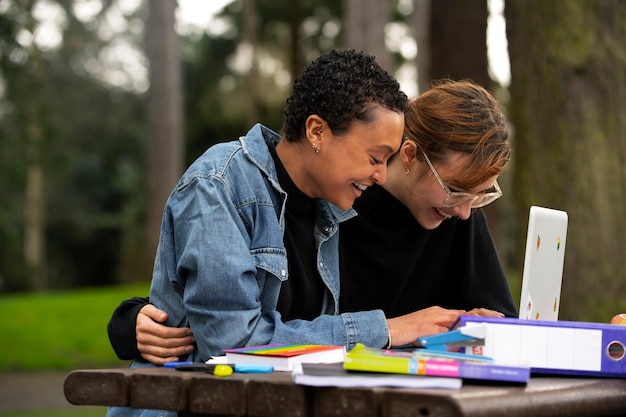 Estudantes gays de tiro médio ao ar livre