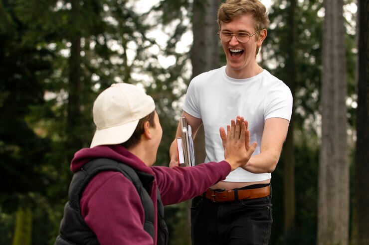 Foto grátis estudantes gays de tiro médio ao ar livre