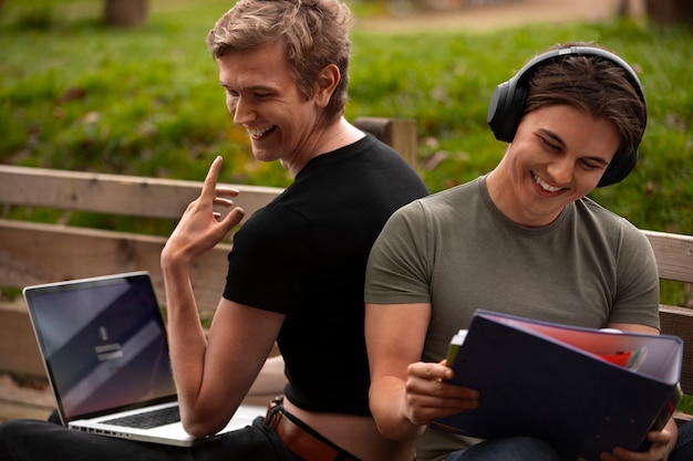 Foto grátis estudantes gays de tiro médio ao ar livre