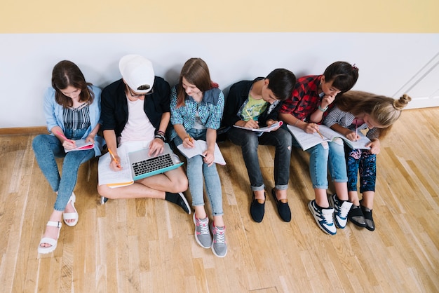 Estudantes no chão estudando juntos