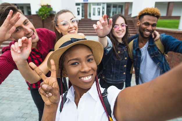 Estudantes posando para selfie fora
