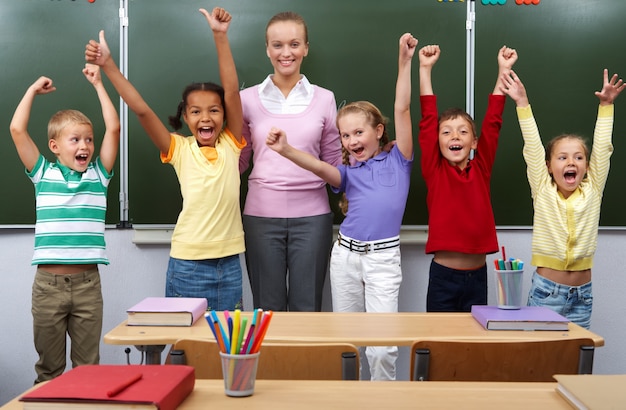 Estudantes que comemoram o fim da escola