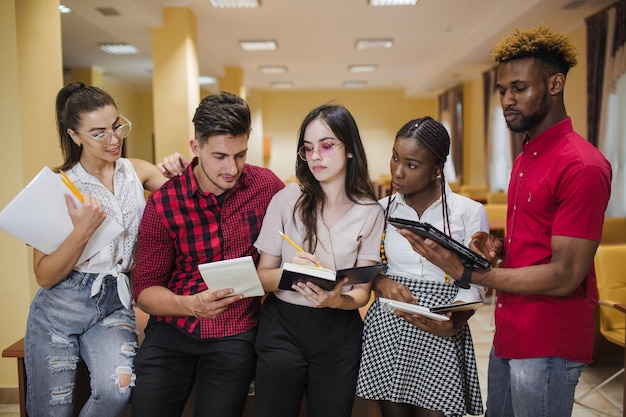 Estudantes que compartilham materiais