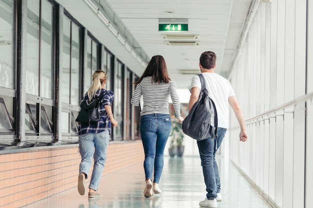 Estudantes que correm no corredor