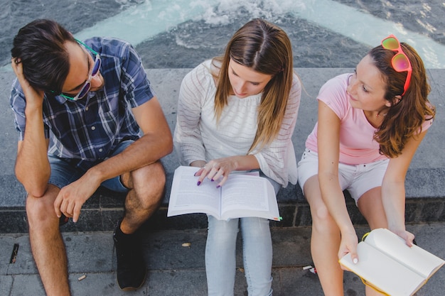 Estudantes que estudam juntos no parque