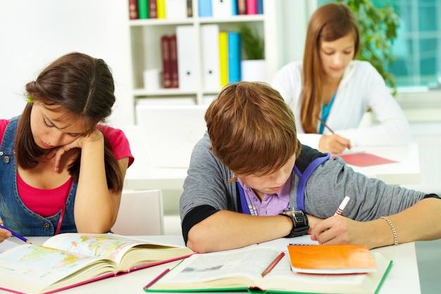 Estudantes que fazem trabalhos em sala de aula