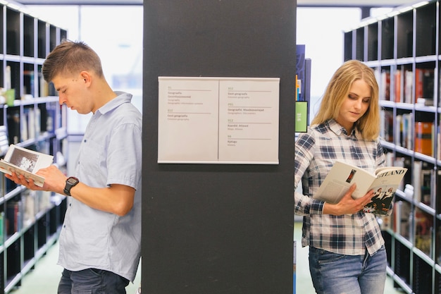 Foto grátis estudantes que lêem literatura