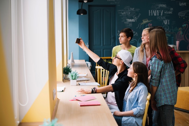 Foto grátis estudantes que levam selfie na aula