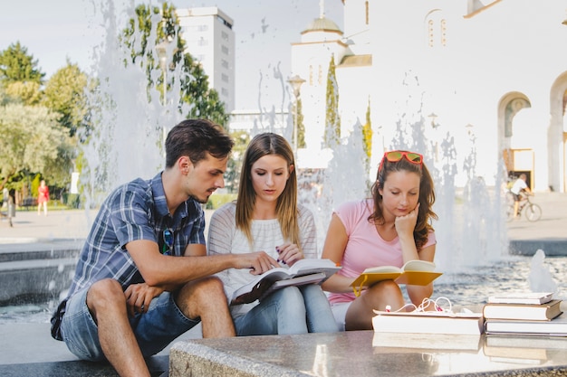 Estudantes que trabalham com livros sobre a natureza