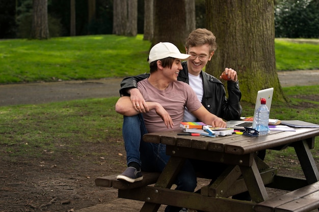 Foto grátis estudantes queer de tiro completo ao ar livre