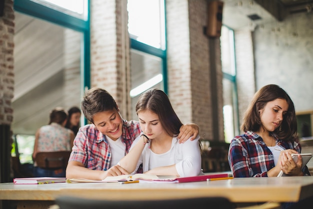 Foto grátis estudantes separados enquanto estudavam