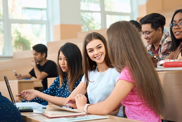 Estudantes sorridentes conversando durante a aula