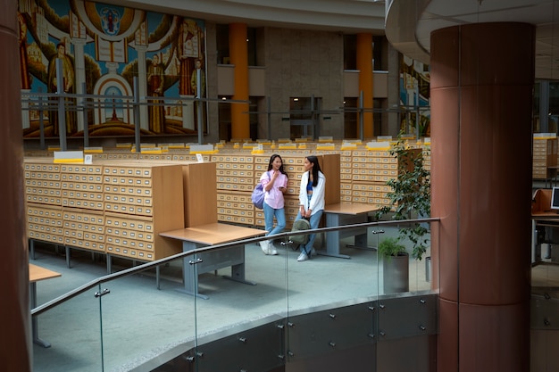 Estudantes sorridentes de tiro no escuro conversando