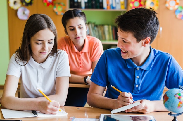 Estudantes sorrisos na escola