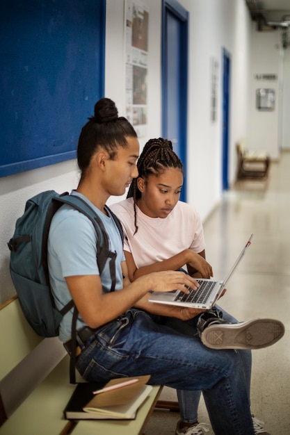 Foto grátis estudantes universitários de diferentes etnias lotando