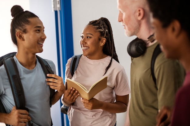 Foto grátis estudantes universitários de diferentes etnias lotando