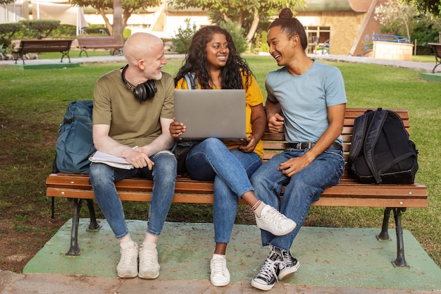 Foto grátis estudantes universitários de diferentes etnias lotando