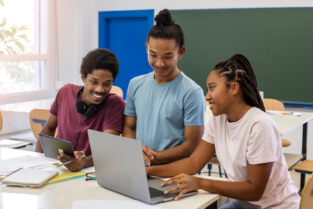 Foto grátis estudantes universitários de diferentes etnias lotando