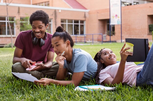 Estudantes universitários de diferentes etnias lotando