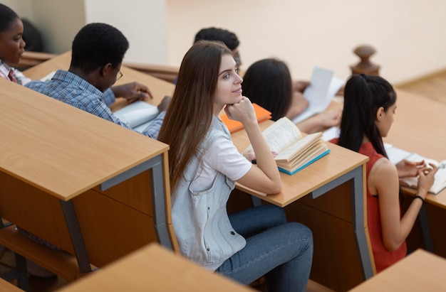 Foto grátis estudantes universitários em sala de aula de perto