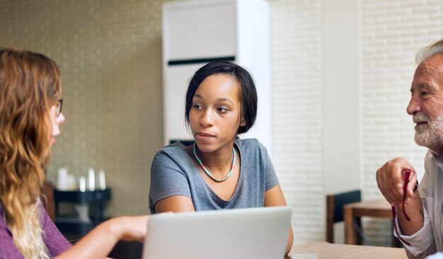 Estudantes universitários estão discutindo com o orientador