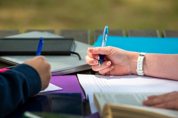 Estudantes universitários lotando ao ar livre