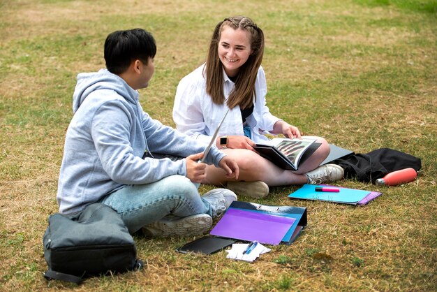 Estudantes universitários lotando ao ar livre