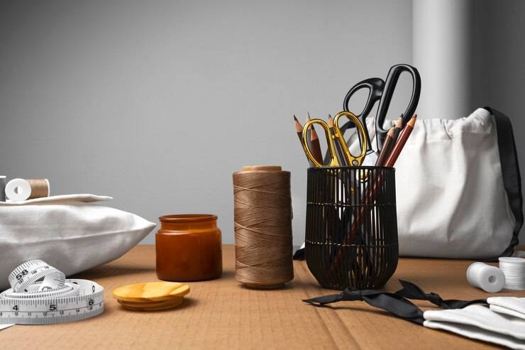 Foto grátis estúdio de designer de moda com elementos essenciais