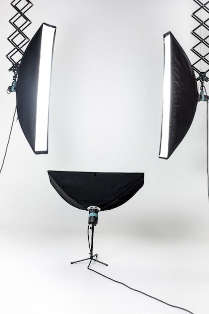Foto grátis estúdio de fotografia vazia com equipamento de iluminação