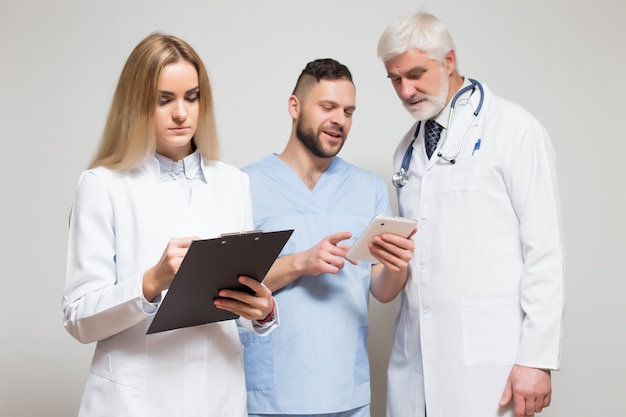 Estúdio de hospital profissional mulheres brancas olhando