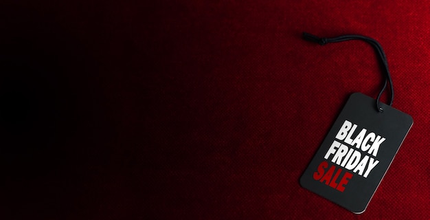 Etiqueta de venda de sexta-feira negra em fundo vermelho escuro