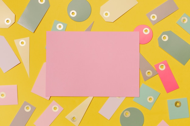 Foto grátis etiquetas de vendas coloridas para compras e papel rosa para mock up