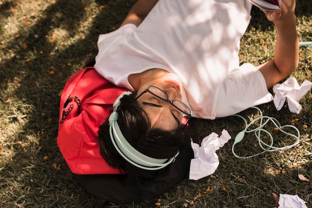 Foto grátis Étnica adolescente deitado no chão