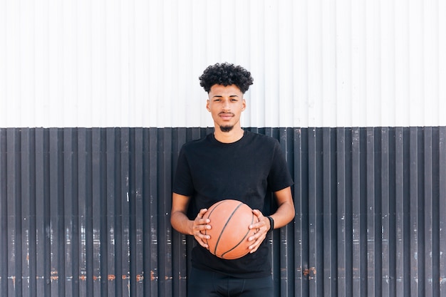 Étnico masculino com bola de basquete