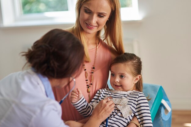 Exame de rotina no consultório médico