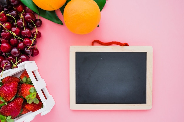 Excelente composição com ardósia em branco e frutas de verão