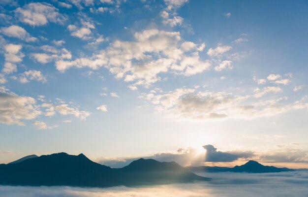 Excelente vista com montanhas e nuvens