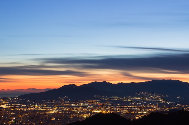 Excelente vista da cidade iluminada