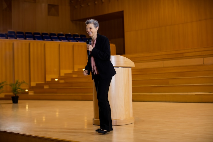 Foto grátis executiva de negócios feminina dando um discurso