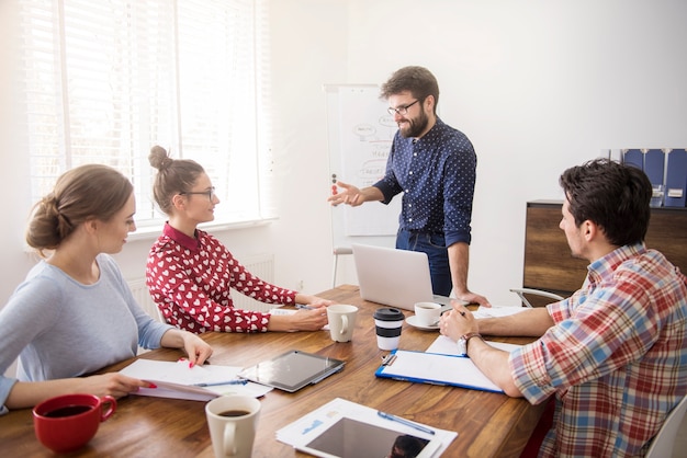 Executivo apresentando estratégia de trabalho